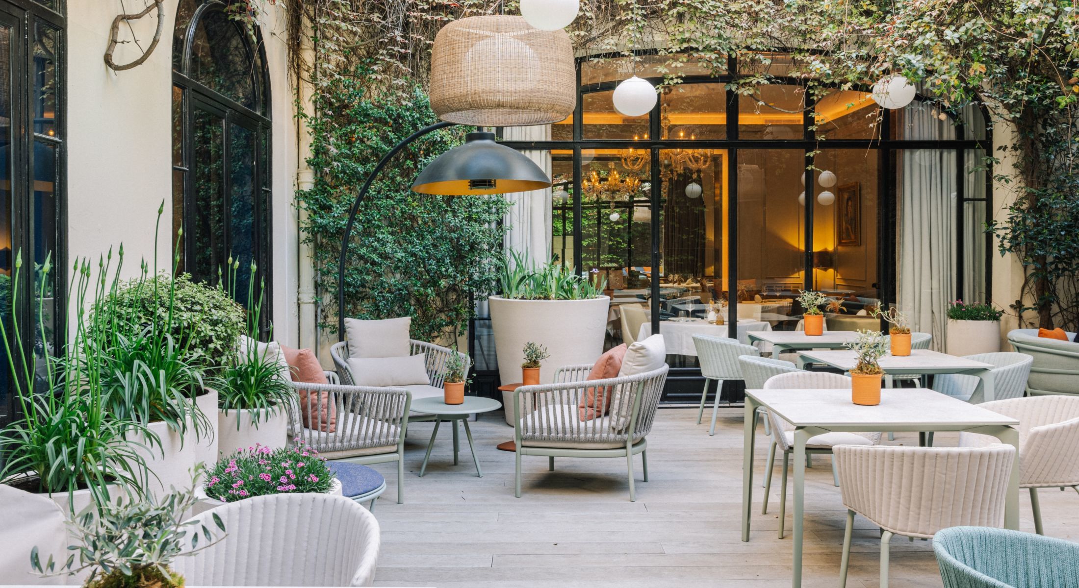 Service de table pour fête de famille, restaurant d'hôtel